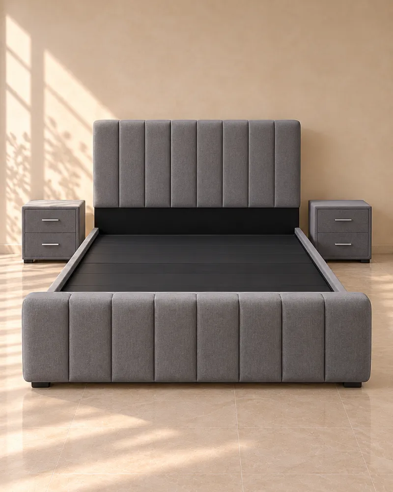 Cama gris con mesas de noche