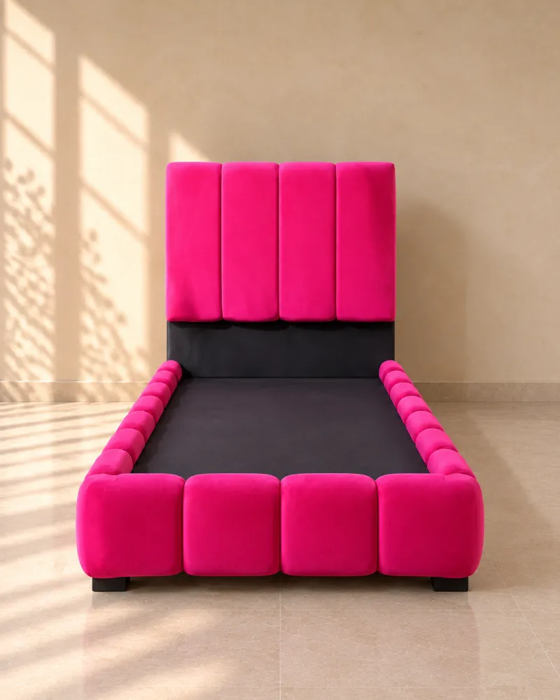 Cama fucsia de paneles verticales