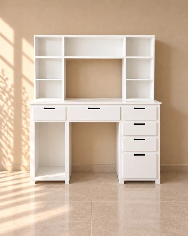 Escritorio blanco con biblioteca